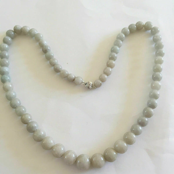 NWOT Heavy Round jade beads necklace with 14kt white gold clasp 26 inches